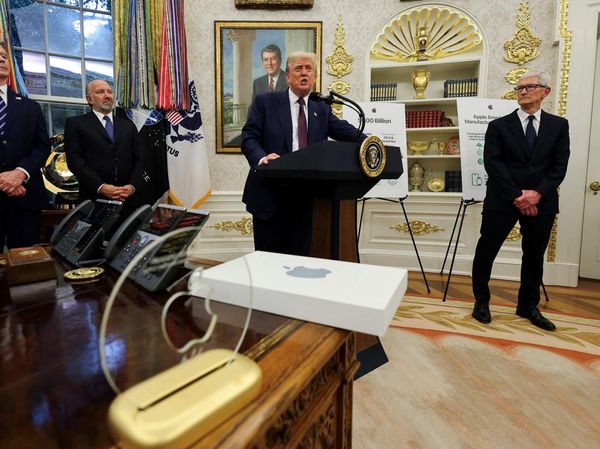 Momen Trump Umumkan Apple Tambah Investasi Fantastis Rp 1.631 T ke AS