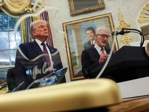 Bos Apple Beri Plakat Emas 24 Karat ke Donald Trump Bos Apple Beri Plakat Emas 24 Karat ke Donald Trump