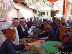 Melihat Tradisi Ngumbahkeun Pusaka di Desa Nunukbaru Majalengka Melihat Tradisi Ngumbahkeun Pusaka di Desa Nunukbaru Majalengka