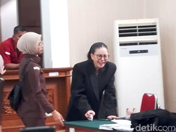 Video: Rengekan Nikita Mirzani Minta Sidang Dilanjutkan