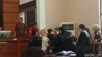 Tangis dan Peluk Hangat Nikita Mirzani Bertemu Anak di Ruang Sidang