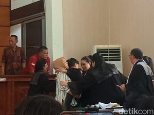 Tangis Nikita Mirzani Bertemu Anak Jelang Sidang Dugaan Pemerasan Tangis Nikita Mirzani Bertemu Anak Jelang Sidang Dugaan Pemerasan