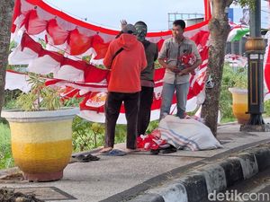Satpol PP Mataram Bakal Tertibkan Pedagang Bendera di Badan Jalan Satpol PP Mataram Bakal Tertibkan Pedagang Bendera di Badan Jalan