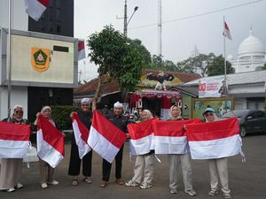Diskominfo Bogor Jemput Bola, Bagi Bendera hingga ke Pelosok Desa
