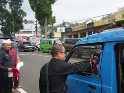 Maknai HUT RI, Pemkab Bogor Lakukan Gerakan Pembagian Bendera Merah Putih