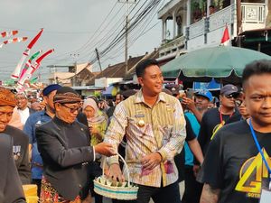 Bupati Klaten Ikut Kirab Gunungan Apem Saparan Yaaqawiyyu Bareng Warga