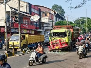 Truk Biang Kerok Macet di Ciputat Angkut Material Batu Split, Masih Dievakuasi Truk Biang Kerok Macet di Ciputat Angkut Material Batu Split, Masih Dievakuasi
