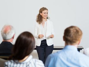 3 Teks MC Pertemuan Wali Murid dan Pihak Sekolah Bahasa Indonesia dan Jawa