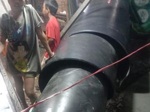 Pipa Jumbo Lepas dari Truk di Atas Tol Jakut: 4 Warga Luka, 9 Lapak Rusak