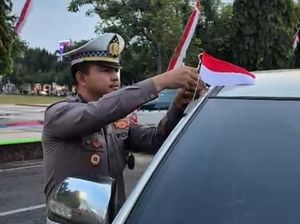 Sambut HUT Ke-80 RI, Polantas Menyapa Bagikan Ribuan Bendera-Bunga Mawar ke Masyarakat