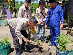 Polisi dan Mahasiswa Agen Green Policing Ajak Warga Siak Tanam Pohon