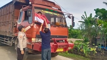 Polisi di Dumai Sambut HUT RI, Kibarkan Bendera di Truk hingga Rumah Warga
