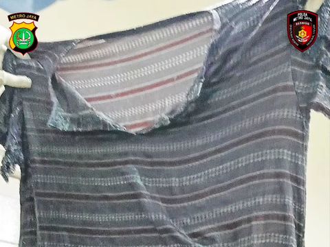 Polisi juga menemukan baju yang dipakai korban, yaitu kaus bermotif garis-garis horizontal (dok Resmob PMJ)