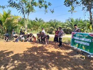 Polres Rohul Dorong Ketahanan Pangan, Tanam Jagung Bareng Para Santri