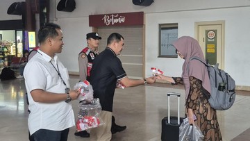 Sambut HUT RI, Polisi Bagikan Bendera Merah Putih ke Warga di Bandara Soetta