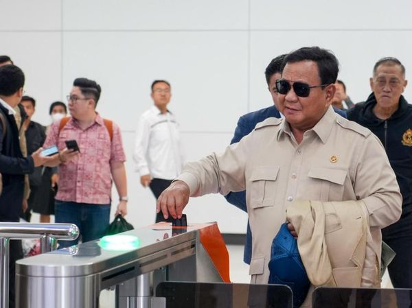 Saat Prabowo Subianto Naik Whoosh 2 Hari Beruntun
