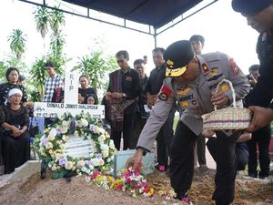 Iptu (Anm) Donald Pahlawan Karhutla Riau Dimakamkan Secara Kedinasan Iptu (Anm) Donald Pahlawan Karhutla Riau Dimakamkan Secara Kedinasan