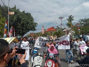 Warga Protes Tak Diizinkan PN Larantuka Rayakan 17 Agustus di Lapangan Warga Protes Tak Diizinkan PN Larantuka Rayakan 17 Agustus di Lapangan