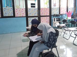 Cerita Siswi SMK di Kota Cirebon Belajar Sendiri di Ruang Kelas