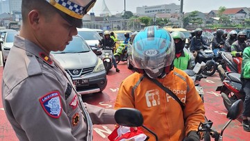Satlantas Polres Depok Bagi-bagi Bendera ke Pengendara Sambut HUT ke-80 RI
