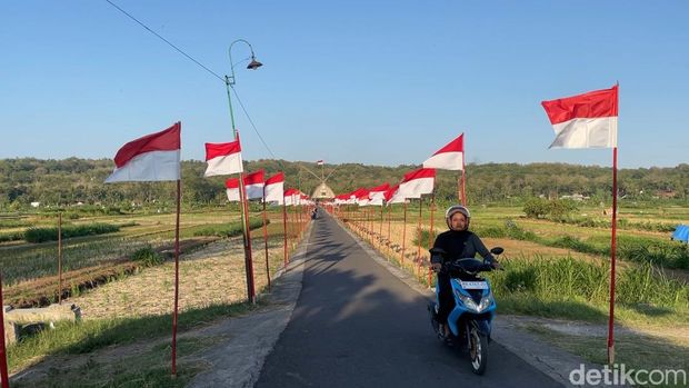 Suasana area sawah yang terpasang ribuan bendera merah putih di Dobangsan, Giripeni, Wates, Kulon Progo, Kamis (7/8/2025)