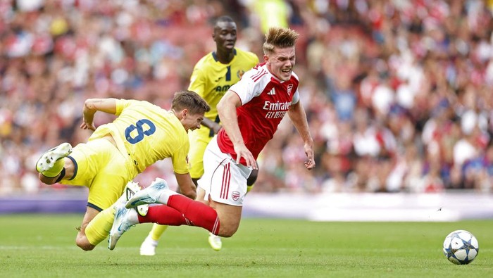 Soccer Football - Friendly - Arsenal v Villarreal - Emirates Stadium, London, Britain - August 6, 2025 Arsenals Viktor Gyokeres in action with Villarreals Juan Foyth Action Images via Reuters/Peter Cziborra
