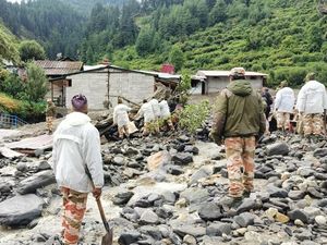 Banjir Bandang India, Saksi Lihat Ratusan Orang Hilang Tersapu Air