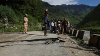 Tanah Longsor Lumpuhkan Akses Jalan di India Utara