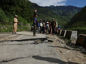 Tanah Longsor Lumpuhkan Akses Jalan di India Utara Tanah Longsor Lumpuhkan Akses Jalan di India Utara