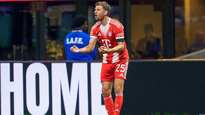 ATLANTA, GEORGIA - JULY 5: Thomas Müller #25 of FC Bayern Munich yells at his teammates during the FIFA Club World Cup 2025 quarter final match between Paris Saint-Germain and FC Bayern Munich at Mercedes-Benz Stadium on July 5, 2025 in Atlanta, Georgia. (Photo by Andrew J. Clark/ISI Photos/ISI Photos via Getty Images)