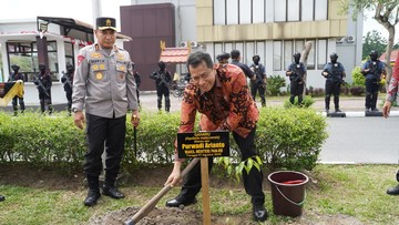 Audiensi dengan Kapolda Riau, Wakil Menteri PAN-RB Tanam Pohon