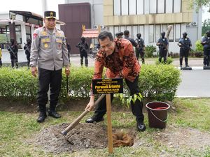 Audiensi dengan Kapolda Riau, Wakil Menteri PAN-RB Tanam Pohon Audiensi dengan Kapolda Riau, Wakil Menteri PAN-RB Tanam Pohon