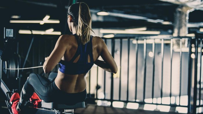 Teknik rowing yang benar mengandalkan dorongan kaki dan core, bukan tarikan lengan