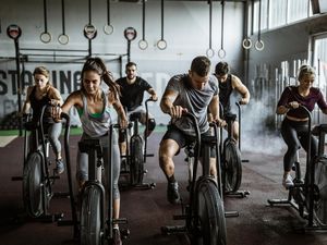 Lagi Tren! Ini 4 Perbedaan Olahraga Hyrox dan CrossFit