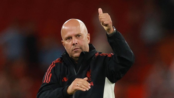 Soccer Football - Friendly - Liverpool v Athletic Bilbao - Anfield, Liverpool, Britain - August 4, 2025 Liverpool manager Arne Slot acknowledges fans after the match REUTERS/Phil Noble