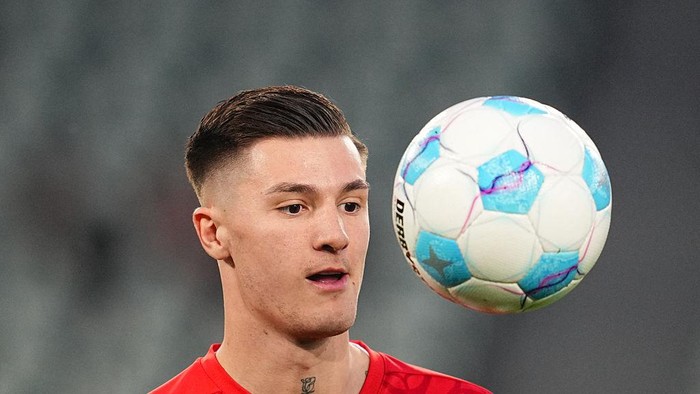Benjamin Sesko of RB Leipzig  looks on during the 1. Bundesliga match between VfL Wolfsburg and RB Leipzig at Volkswagen Arena, Wolfsburg, Germany on April 11, 2025.  (Photo by Ulrik Pedersen/NurPhoto via Getty Images)
