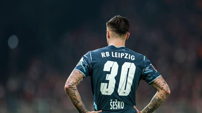 BERLIN, GERMANY - FEBRUARY 01: Benjamin Sesko of RB Leipzig looks on during the Bundesliga match between 1. FC Union Berlin and RB Leipzig at Stadion An der Alten Foersterei on February 01, 2025 in Berlin, Germany. (Photo by Maja Hitij/Getty Images)