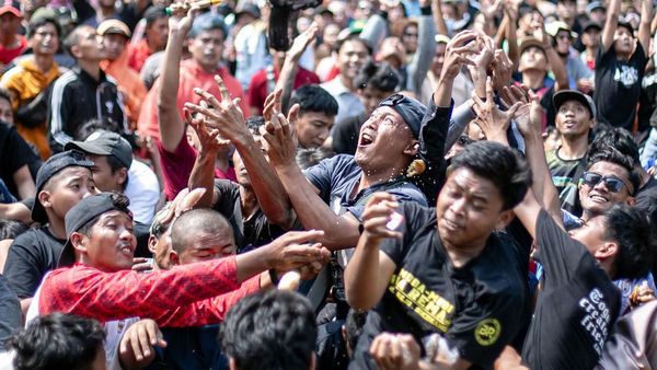 Warga Klaten Tumpah Ruah Berebut Apem dalam Tradisi Yaqowiyu