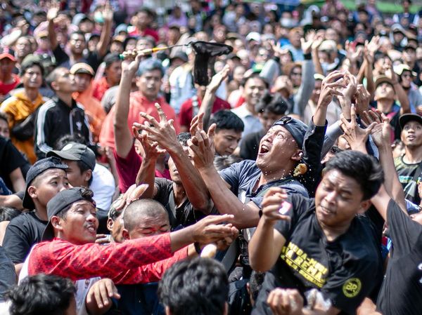 Warga Klaten Tumpah Ruah Berebut Apem dalam Tradisi Yaqowiyu
