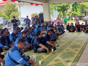 Karyawan BUMD Kulon Progo Geruduk Bupati Tuntut Pembayaran Gaji Karyawan BUMD Kulon Progo Geruduk Bupati Tuntut Pembayaran Gaji