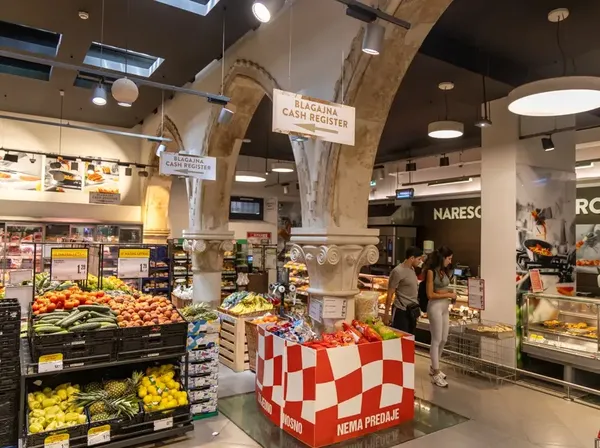 Cantiknya Supermarket di Dalam Istana Kroasia yang Dilindungi UNESCO