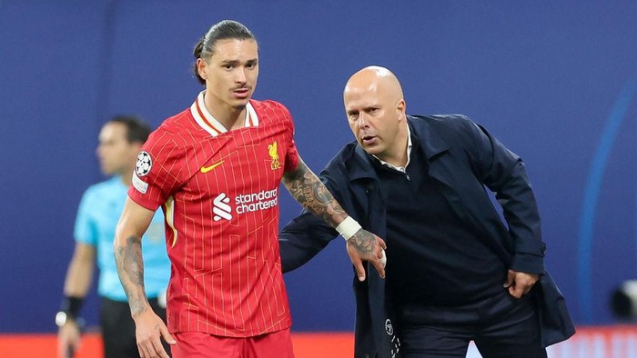 Leipzig, Germany - October 23: Darwin Nunez of Liverpool FC and head coach Arne Slot of Liverpool FC cheer during the UEFA Champions League 2024/25 League Phase MD3 match between RB Leipzig and Liverpool FC at Red Bull Arena (Leipzig) on October 23, 2024 in Leipzig, Germany. (Photo by Marco Steinbrenner/DeFodi Images via Getty Images)