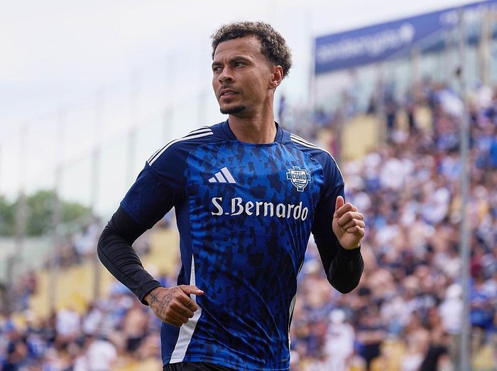 PARMA, ITALY - MAY 03: Dele Alli of Como warms up prior to the Serie A match between Parma and Como at Stadio Ennio Tardini on May 03, 2025 in Parma, Italy. (Photo by Emmanuele Ciancaglini/Ciancaphoto Studio/Getty Images)