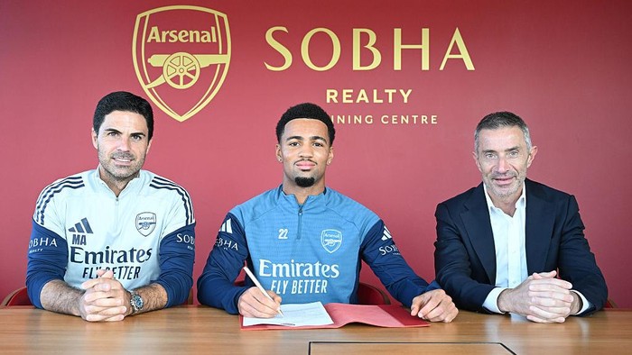 LONDON COLNEY, ENGLAND - AUGUST 08: Arsenals Ethan Nwaneri signs a new long-term contract at Sobha Realty Training Centre on August 08, 2025 in London Colney, England. (Photo by Stuart MacFarlane/Arsenal FC via Getty Images)