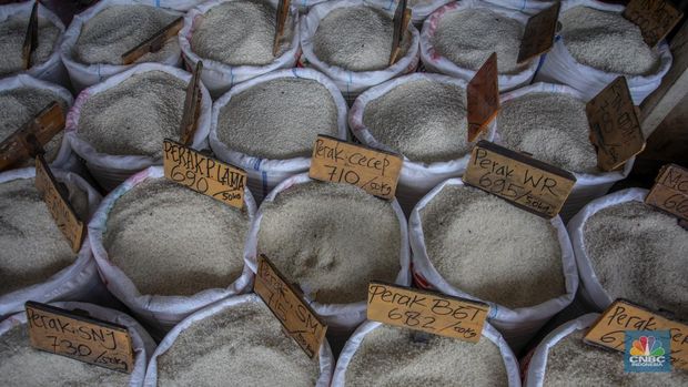 Suasana aktivitas penjualan beras di Pasar Induk Beras Cipinang (PIBC), Jakarta, Jumat (8/8/2025). Indeks kenaikan harga-harga alias inflasi berpotensi terkerek naik pada Agustus 2025, salah satu penyebabnya adalah terus tingginya nilai beras. (CNBC Indonesia/Faisal Rahman)