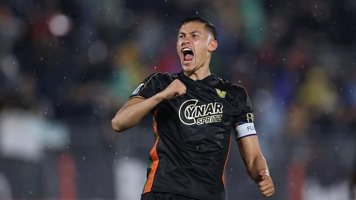 VENICE, ITALY - MAY 12: Jay Idzes of Venezia celebrates at the final whistle of the Serie A match between Venezia and Fiorentina at Stadio Pier Luigi Penzo on May 12, 2025 in Venice, Italy. (Photo by Timothy Rogers/Getty Images)