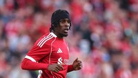 Rooney memprediksi, Jeremie Frimpong akan jadi rekrutan baru paling berpengaruh dan Rio Ngumoha jadi pemain muda terbaik yang promosi ke skuad utama. Dua-duanya pemain Liverpool (Getty Images/Robbie Jay Barratt - AMA)