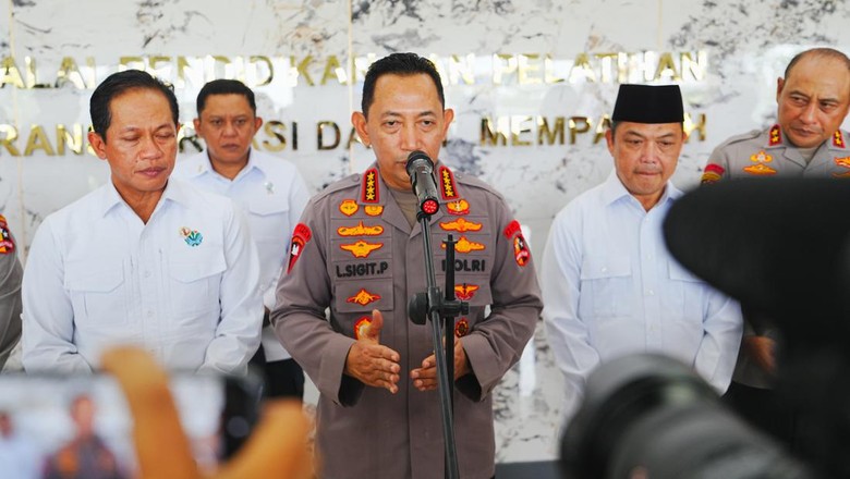 Cek Karhutla Kalbar, Kapolri Sebut Titik Api Berkurang