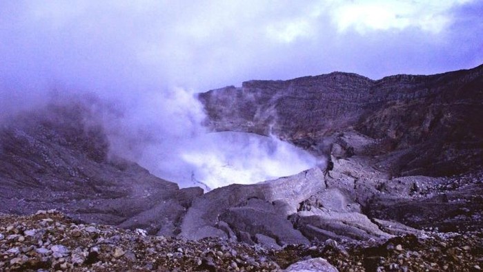 Kawah marapi Gunung Dempo, Kota Pagar Alam, Sumatera Selatan.