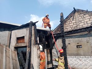 Ditinggal Saat Masak, 2 Rumah di Surabaya Hangus Terbakar Ditinggal Saat Masak, 2 Rumah di Surabaya Hangus Terbakar
